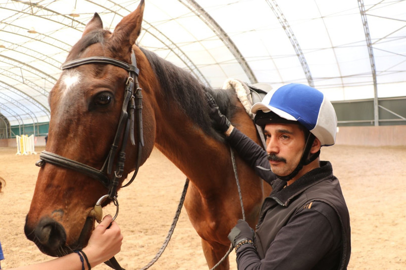 Attan düşüp gözlerini kaybeden jokeye, serebral palsili sporcudan destek - Resim: 8