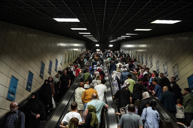 İstanbul Eminönü’ndeki yoğun kalabalık fotoğraflara yansıdı - Resim: 15