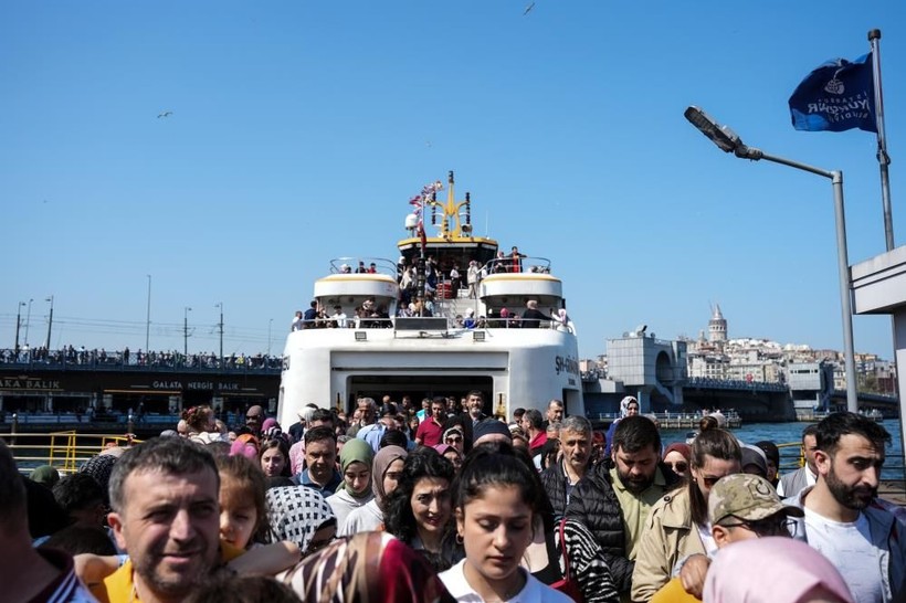 İstanbul Eminönü’ndeki yoğun kalabalık fotoğraflara yansıdı - Resim: 9