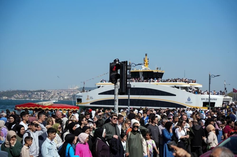 İstanbul Eminönü’ndeki yoğun kalabalık fotoğraflara yansıdı - Resim: 4