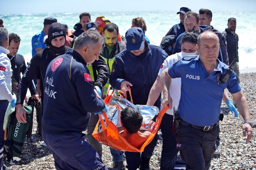 Antalya’da dev dalgalara rağmen denize giren genç az daha can veriyordu - Resim: 6