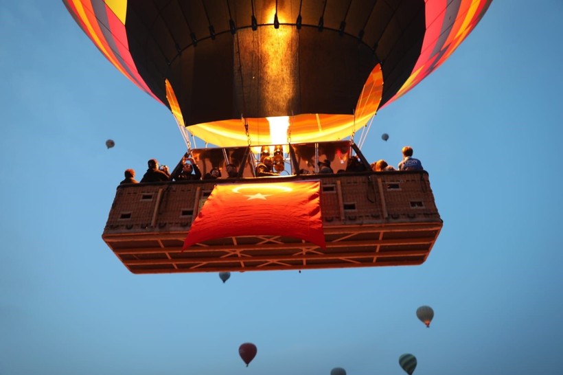 Kapadokya'da balonlar 23 Nisan için havalandı - Resim: 1