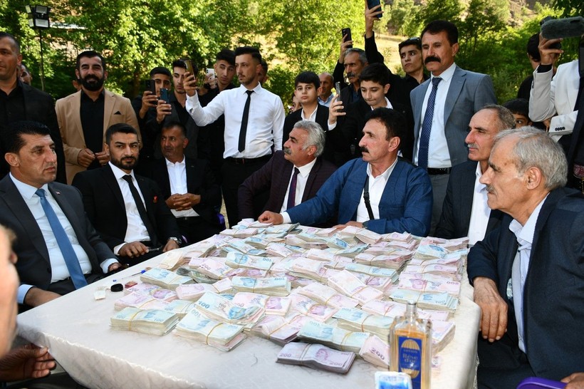 Şırnak'ta Jirki aşireti lideri kardeşini evlendirdi! Dolarlar ve TL'ler valizlere sığmadı - Resim: 4