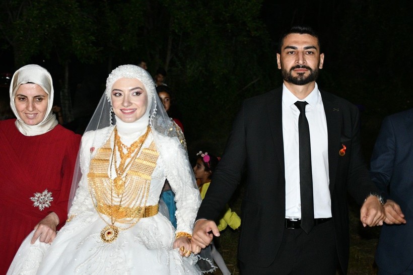 Şırnak'ta Jirki aşireti lideri kardeşini evlendirdi! Dolarlar ve TL'ler valizlere sığmadı - Resim: 8