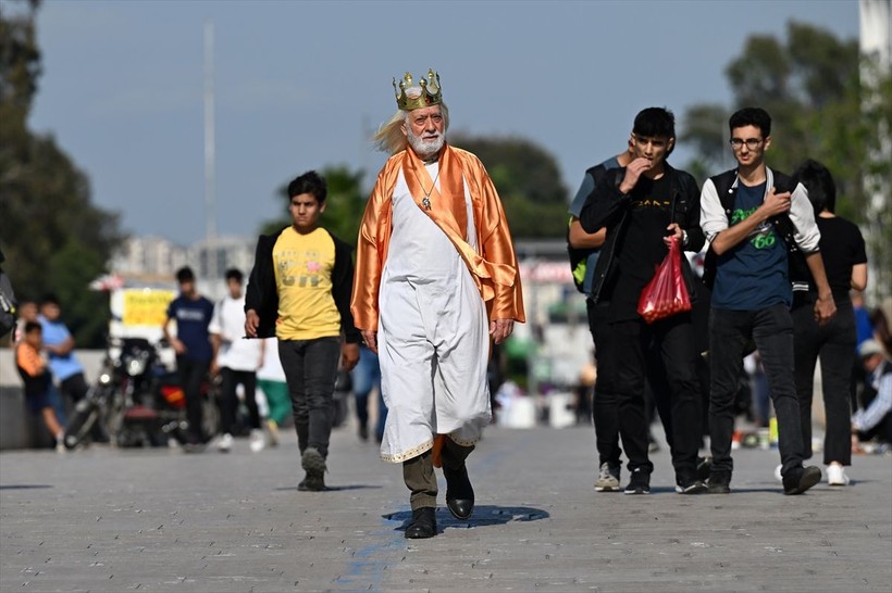 'Adana Kralı' sokaklarda gönüllü olarak şehri tanıtıyor - Resim: 4