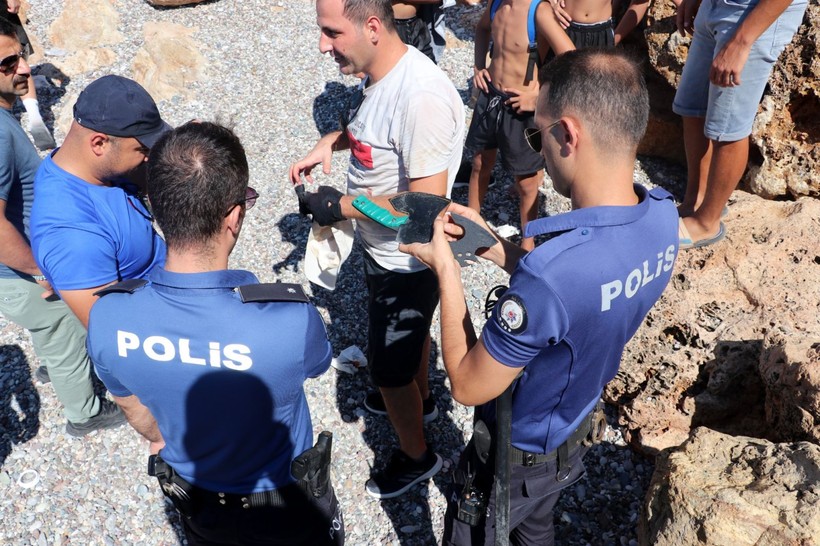 Balta ve neşterle polise direndiler, biber gazıyla etkisiz hale getirildiler - Resim: 11