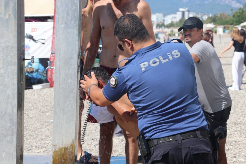 Balta ve neşterle polise direndiler, biber gazıyla etkisiz hale getirildiler - Resim: 12