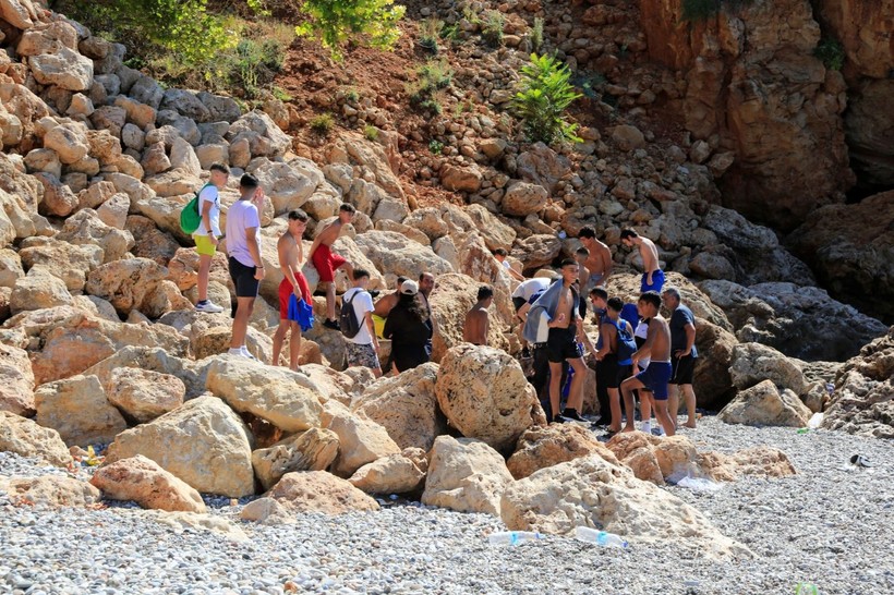 Balta ve neşterle polise direndiler, biber gazıyla etkisiz hale getirildiler - Resim: 6