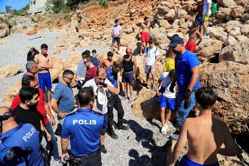Balta ve neşterle polise direndiler, biber gazıyla etkisiz hale getirildiler - Resim: 9
