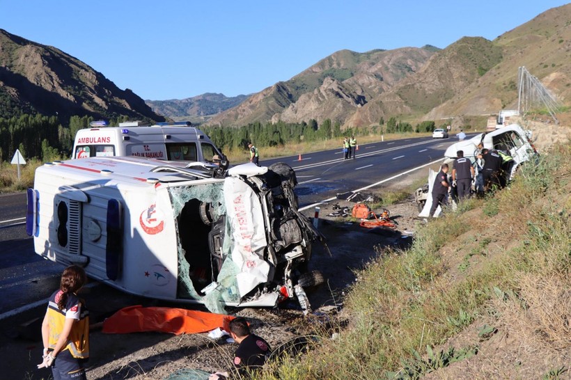 Erzurum'da ambulans ile hafif ticari araç çarpıştı: 4 ölü, 1 yaralı - Resim: 9