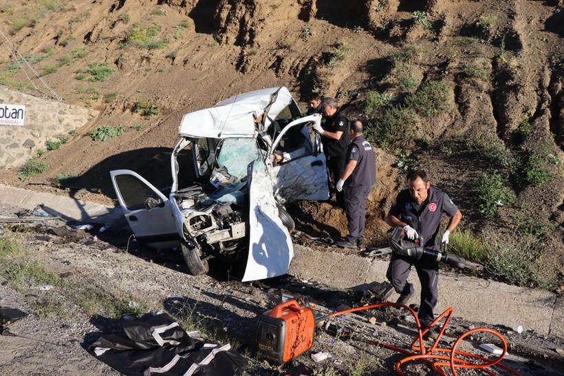 Erzurum'da ambulans ile hafif ticari araç çarpıştı: 4 ölü, 1 yaralı - Resim: 6
