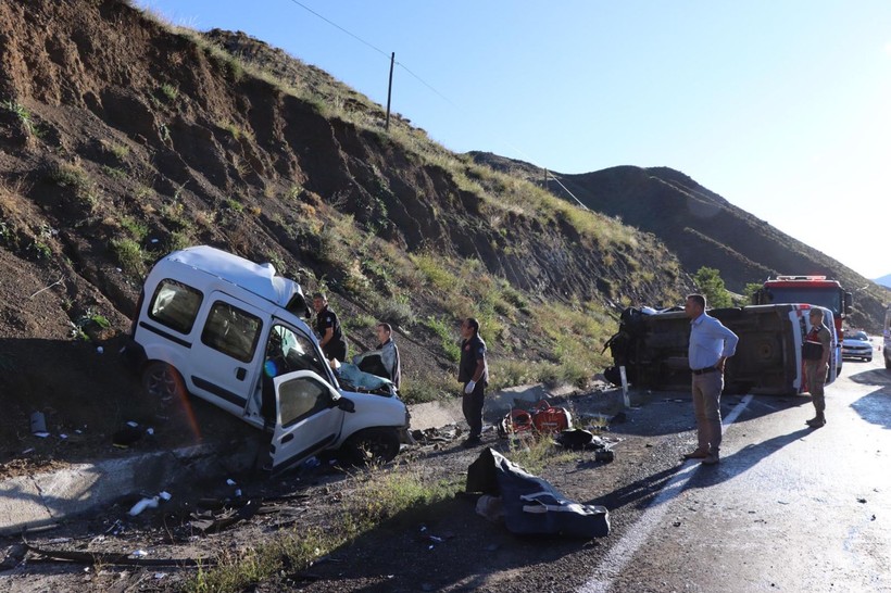 Erzurum'da ambulans ile hafif ticari araç çarpıştı: 4 ölü, 1 yaralı - Resim: 5