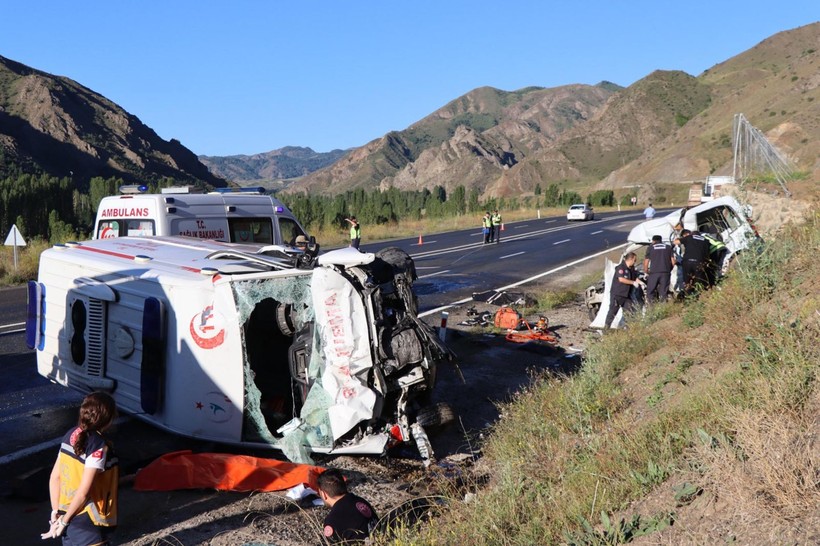 Erzurum'da ambulans ile hafif ticari araç çarpıştı: 4 ölü, 1 yaralı - Resim: 4