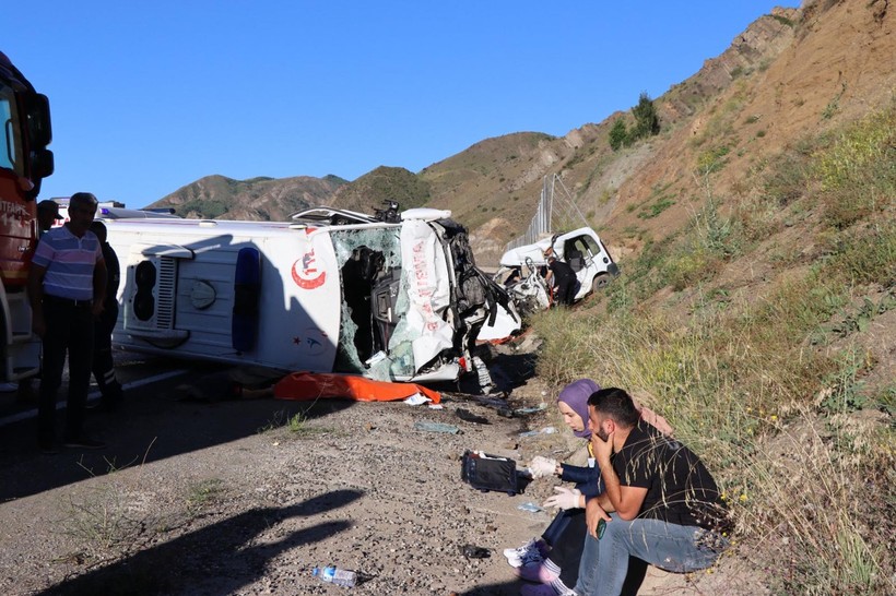 Erzurum'da ambulans ile hafif ticari araç çarpıştı: 4 ölü, 1 yaralı - Resim: 3