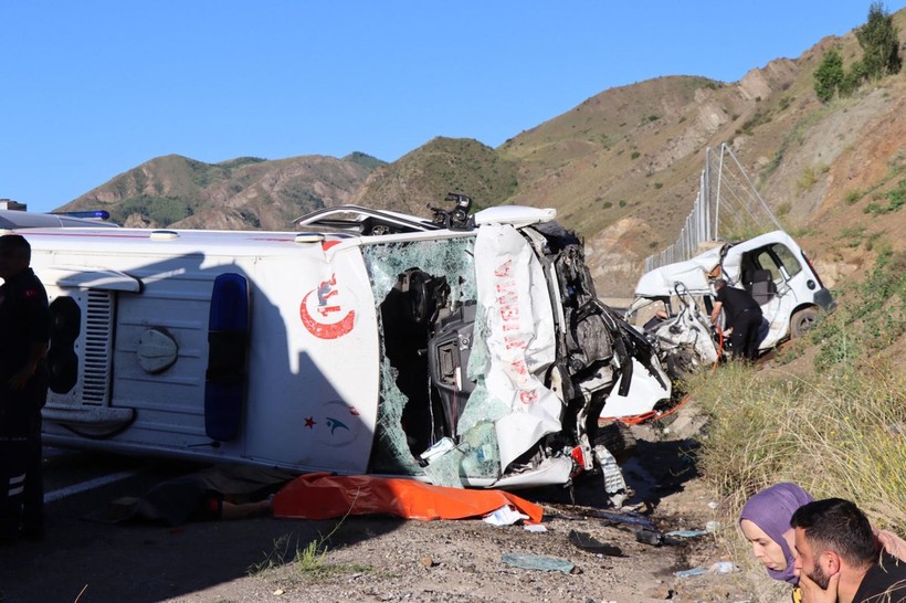 Erzurum'da ambulans ile hafif ticari araç çarpıştı: 4 ölü, 1 yaralı - Resim: 2