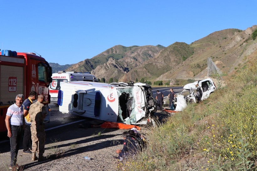 Erzurum'da ambulans ile hafif ticari araç çarpıştı: 4 ölü, 1 yaralı - Resim: 10