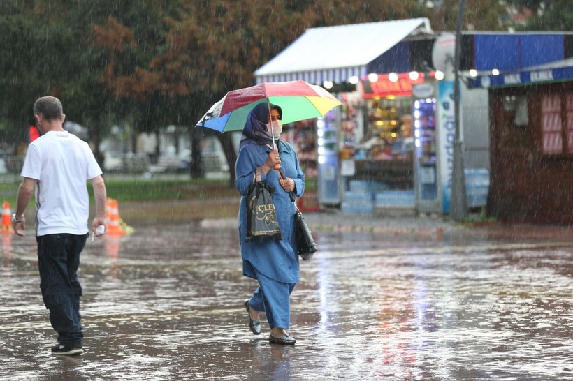 İstanbul'da sağanak yağış! Meteoroloji sıcaklıkların düşeceği yerleri açıkladı - Resim: 15