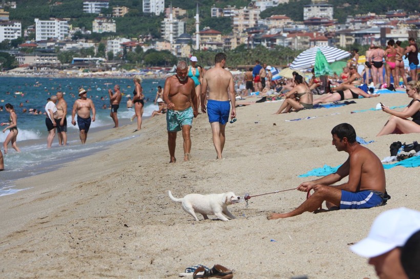 Antalya'da tatilciler sıcak havada denizin sefasını sürüyor - Resim: 4