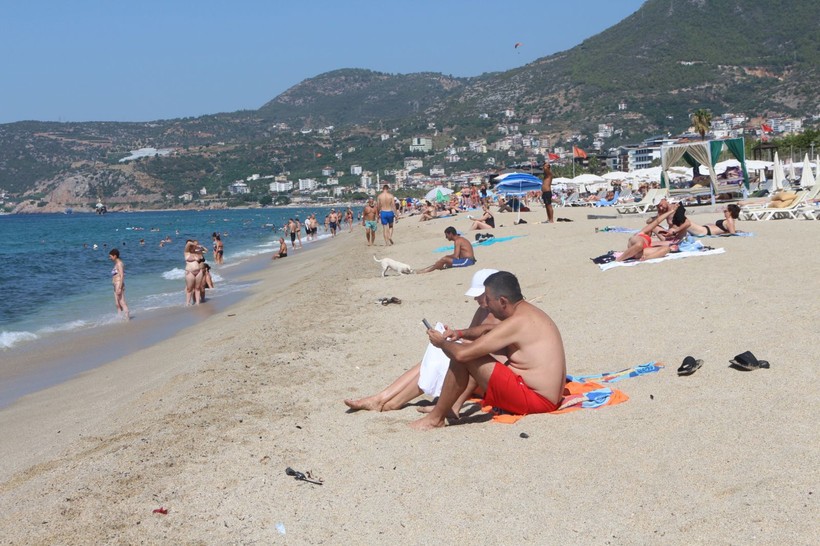 Antalya'da tatilciler sıcak havada denizin sefasını sürüyor - Resim: 3