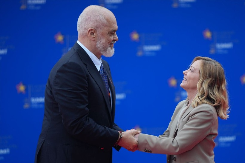 Tiran'daki zirveye damga vuran görüntü! Edi Rama Meloni'yi kırmızı halıda diz çökerek karşıladı - Resim: 10