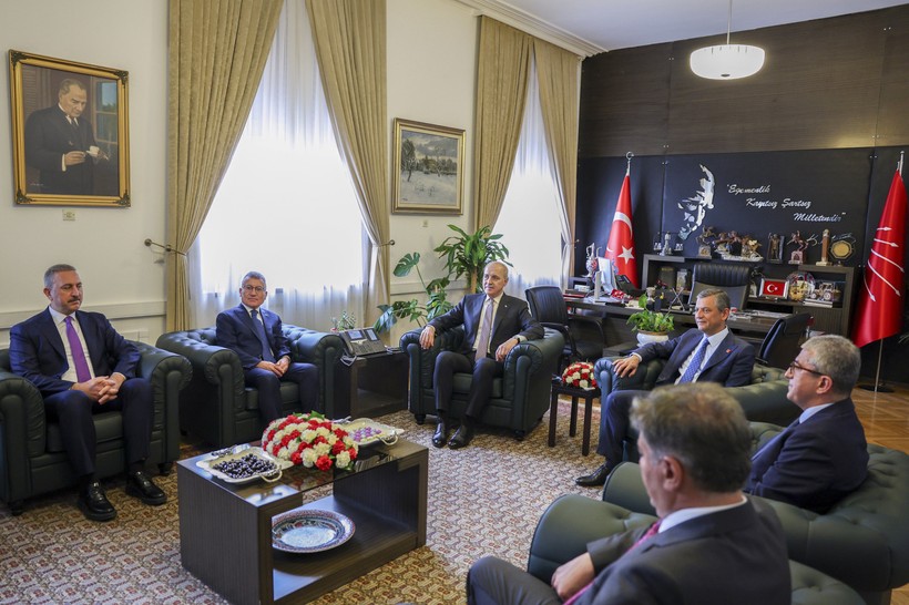 Numan Kurtulmuş'tan CHP'ye ziyaret: Siyaset üstüdür katkı verilecektir - Resim : 2