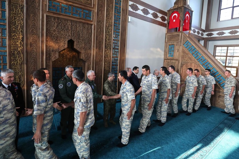Bakan Güler, Kütahya'da Mehmetçikle bayramlaştı - Resim: 1