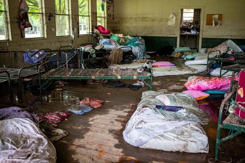 Teksas'ı sel vurdu: 45 dakikada 8 metre yükseldi! 51 ölü 27 kayıp - Resim : 1