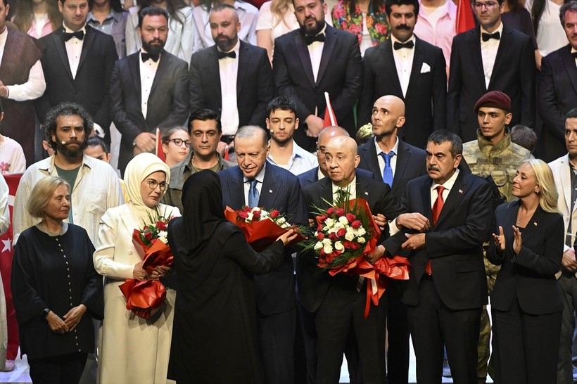 Cumhurbaşkanı Erdoğan gözyaşlarına hakim olamadı! 'En Uzun Gece' destanının ilk temsiline katıldı - Resim : 3