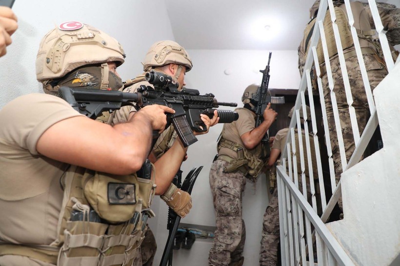 Mersin'de fuhuş operasyonu! 50 milyonluk mala el konuldu! 18 kadın kurtarıldı - Resim: 6