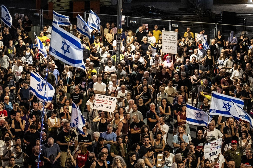 Tel Aviv'de yüzlerce kişi Gazze'de ateşkes ve İsrailli rehinelerin geri getirilmesi için sokağa çıktı - Resim: 2