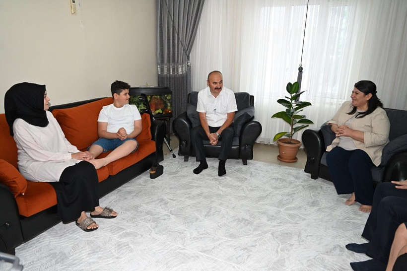 Kanser hastası Yasin, Galatasaraylı futbolcularla tanışmak için yola çıktı - Resim: 10