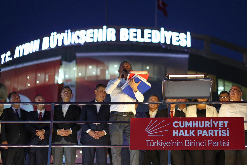 Özgür Özel'den, AK Parti'ye geçen Aydın'da tepki mitingi! Burcu Köksal da yanındaydı - Resim: 2