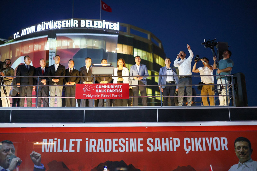 Özgür Özel'den, AK Parti'ye geçen Aydın'da tepki mitingi! Burcu Köksal da yanındaydı - Resim: 3