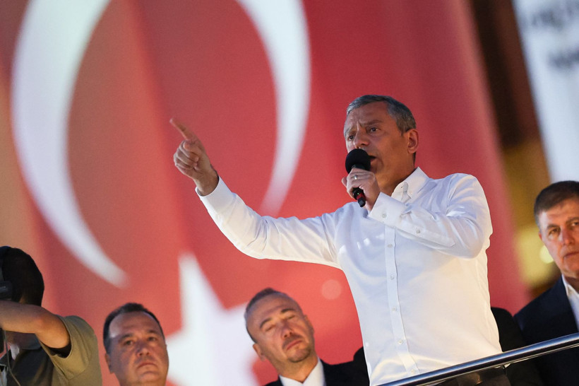 Özgür Özel'den, AK Parti'ye geçen Aydın'da tepki mitingi! Burcu Köksal da yanındaydı - Resim: 1