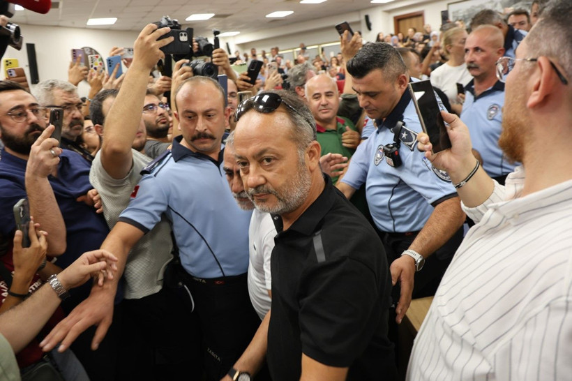 Aydın Büyükşehir Belediye Meclisi'nde gergin anlar! Arbede yaşandı polis müdahale etti - Resim: 11