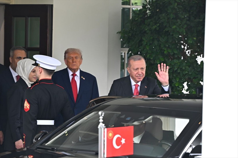 Beyaz Saray'daki zirveside yer alan şifreler! Trump'tan dikkat çeken rozet - Resim: 36