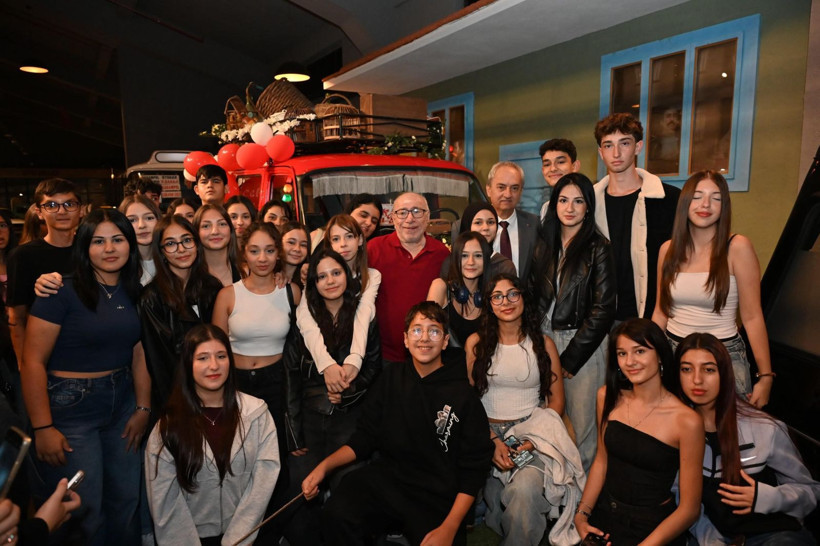 Çiçek Abbas, yıllar sonra minibüsüyle buluştu - Resim: 2