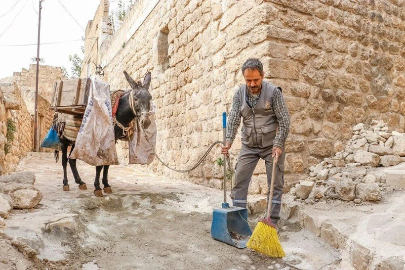 Mardin’de çöp taşıyan kadrolu eşekler emekli oluyor! Artık yerlerine elektrikli paletli araçlar gelecek - Resim: 1