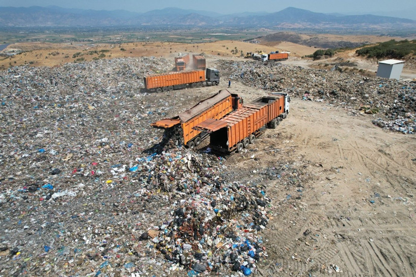 İzmir'de çöp krizi sinek istilasına dönüştü, şehir dört koldan ilaçlanıyor - Resim: 6