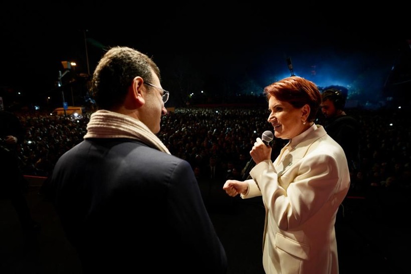 CNN Türk ekranlarında Hande Fırat ile Melik Yiğitel, Ekrem İmamoğlu-Meral Akşener sarılmasının samimi halini canlandırdılar - Resim: 1