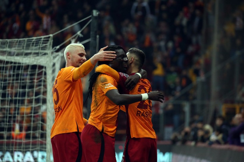 Galatasaray, İstanbulspor'u 2-1 yendi Süper Lig'de liderliğe yükseldi - Resim: 7