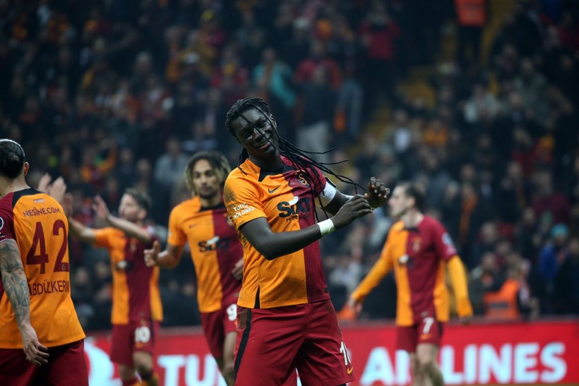 Galatasaray, İstanbulspor'u 2-1 yendi Süper Lig'de liderliğe yükseldi - Resim: 5