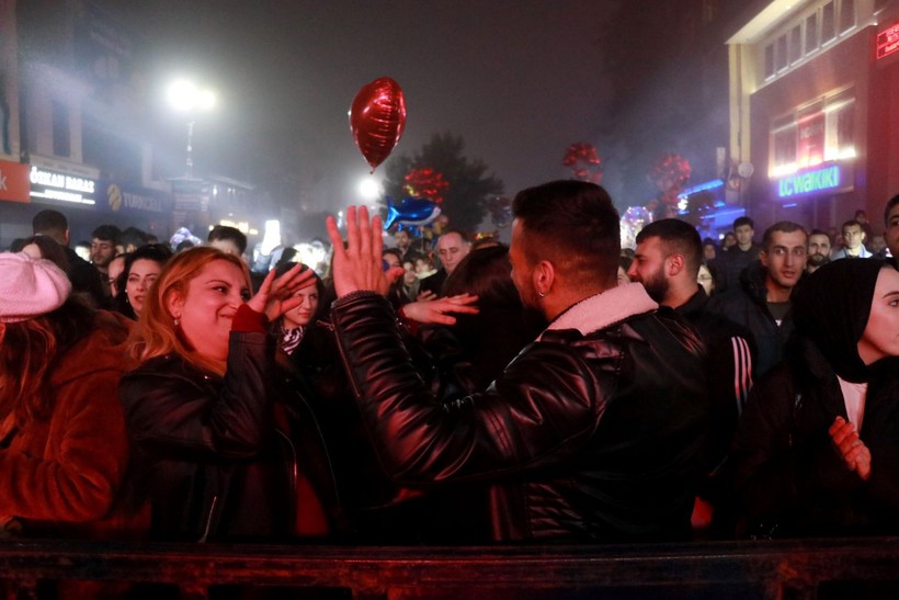 Van'da İranlılar! Edirne'de de Bulgarlar: Yılbaşı gecesi mekanları doldurdular - Resim: 2