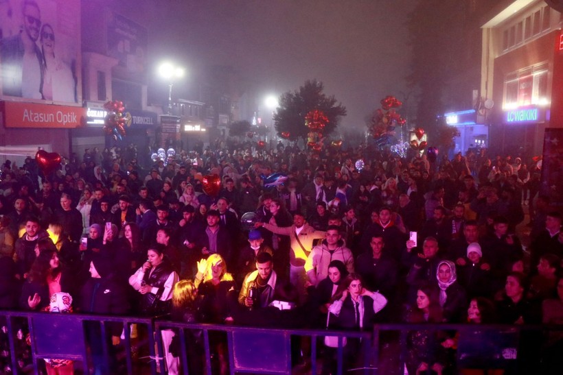 Van'da İranlılar! Edirne'de de Bulgarlar: Yılbaşı gecesi mekanları doldurdular - Resim: 1