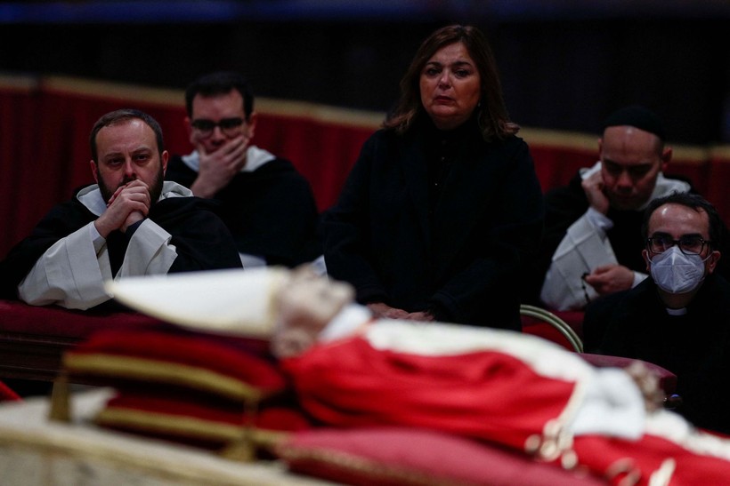 Hayatını kaybeden 16. Papa Benedictus'un naaşı Vatikan'da sergileniyor! Papa'nın naaşının önünde selfie çektiler - Resim: 7
