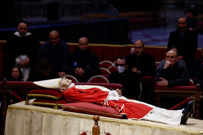 Hayatını kaybeden 16. Papa Benedictus'un naaşı Vatikan'da sergileniyor! Papa'nın naaşının önünde selfie çektiler - Resim: 9