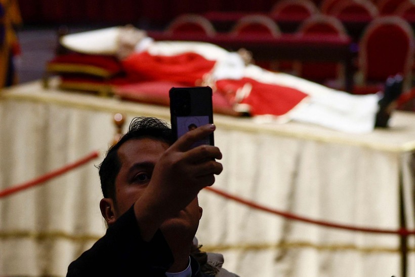 Hayatını kaybeden 16. Papa Benedictus'un naaşı Vatikan'da sergileniyor! Papa'nın naaşının önünde selfie çektiler - Resim: 6