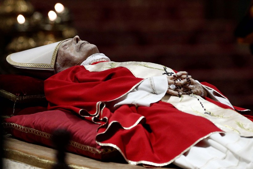 Hayatını kaybeden 16. Papa Benedictus'un naaşı Vatikan'da sergileniyor! Papa'nın naaşının önünde selfie çektiler - Resim: 10