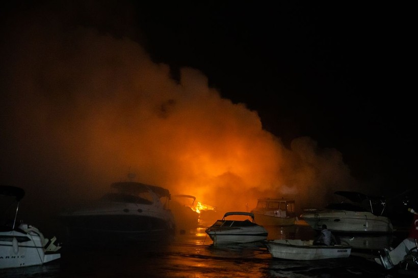 Kadıköy Caddebostan'da 6 tekne alevlere teslim oldu - Resim: 2