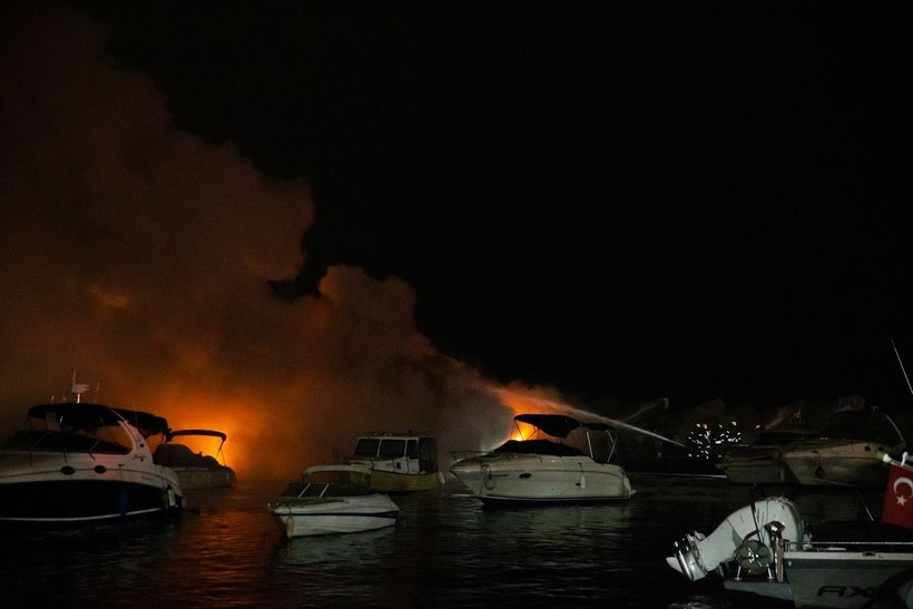 Kadıköy Caddebostan'da 6 tekne alevlere teslim oldu - Resim: 4